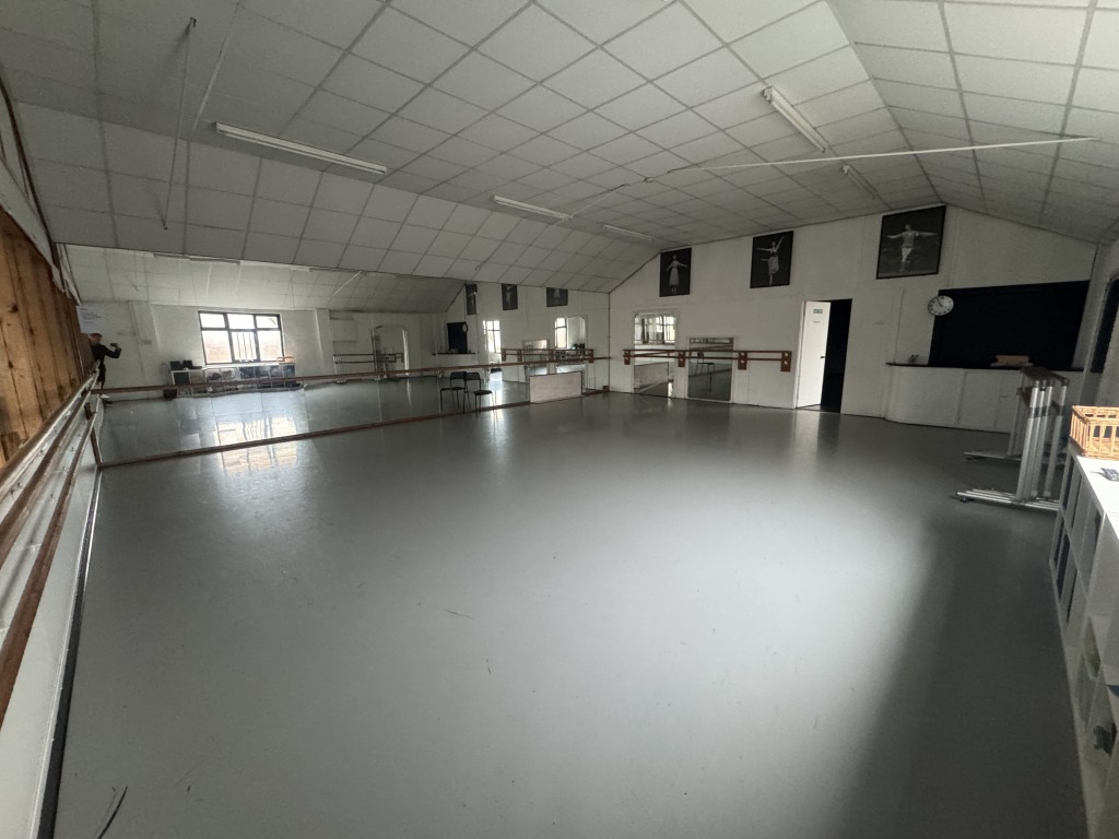 Lot: 150 - COMMERCIAL INVESTMENT WITH FURTHER LETTING POTENTIAL - Dance studio 1